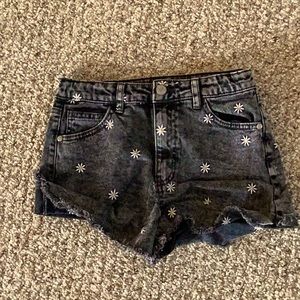 Art class girls size XL black shorts with daisies